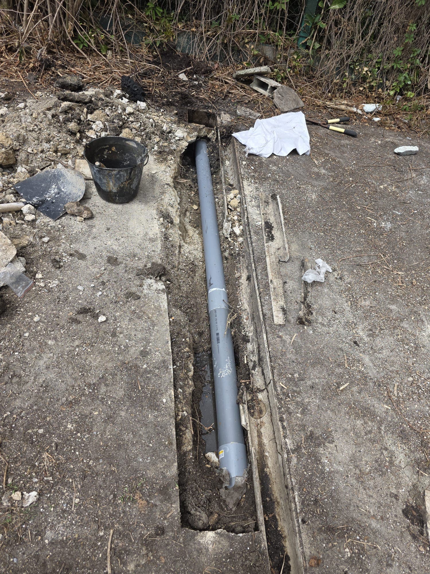 Tranchée ouverte et canalisation PVC neuve, remplacement d'une conduite fuyarde à Brunoy