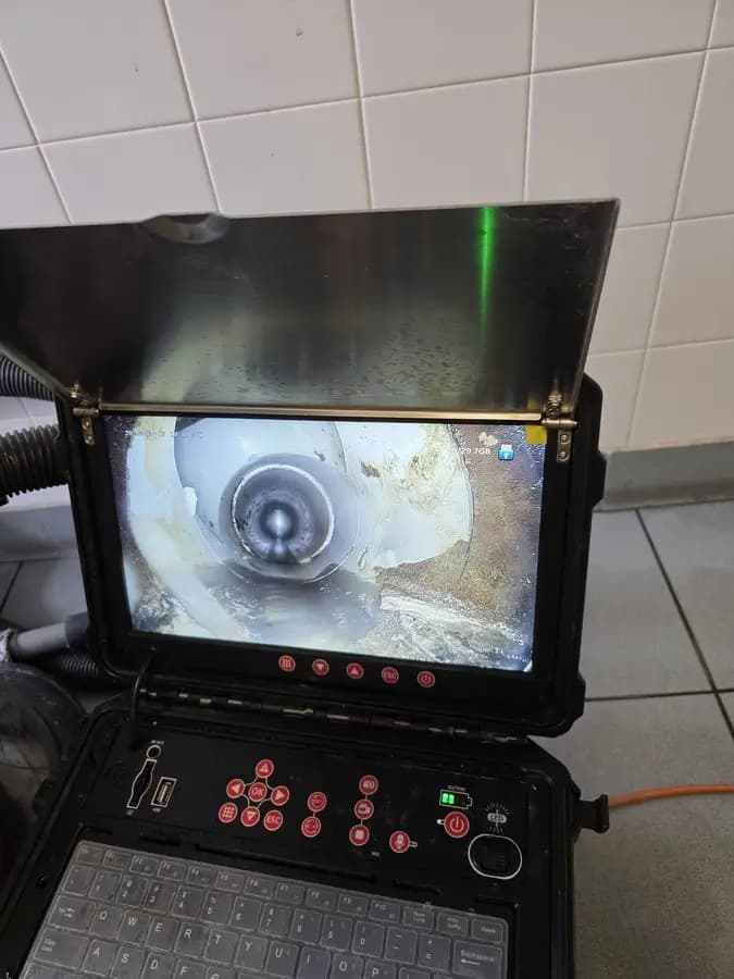 Écran d’inspection montrant l’intérieur d’une canalisation.