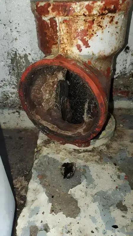 Signes d'une colonne générale d'immeuble bouchée - Aprime Fluides