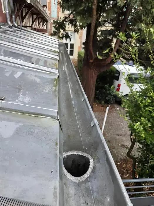 Signes d'une canalisation d'eaux pluviales et gouttière bouchée - Aprime Fluides
