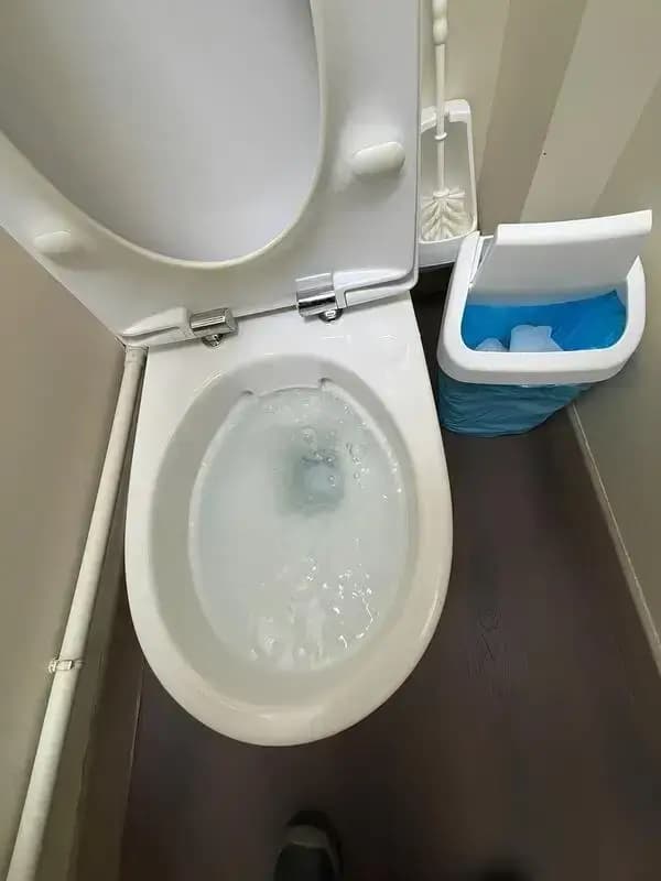 L’eau des toilettes remonte : Causes, solutions et réaction d’urgence