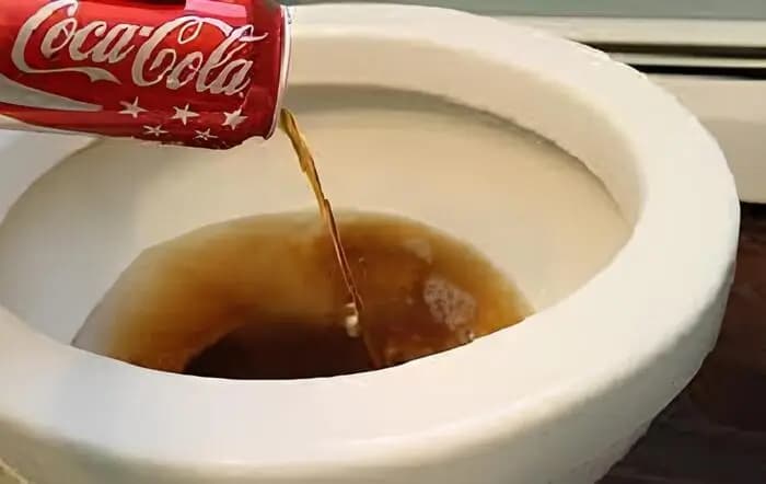 Comment déboucher des toilettes avec du Coca-Cola ? L'astuce infaillible ! — Aprime Fluides Débouchage WC Île-de-France