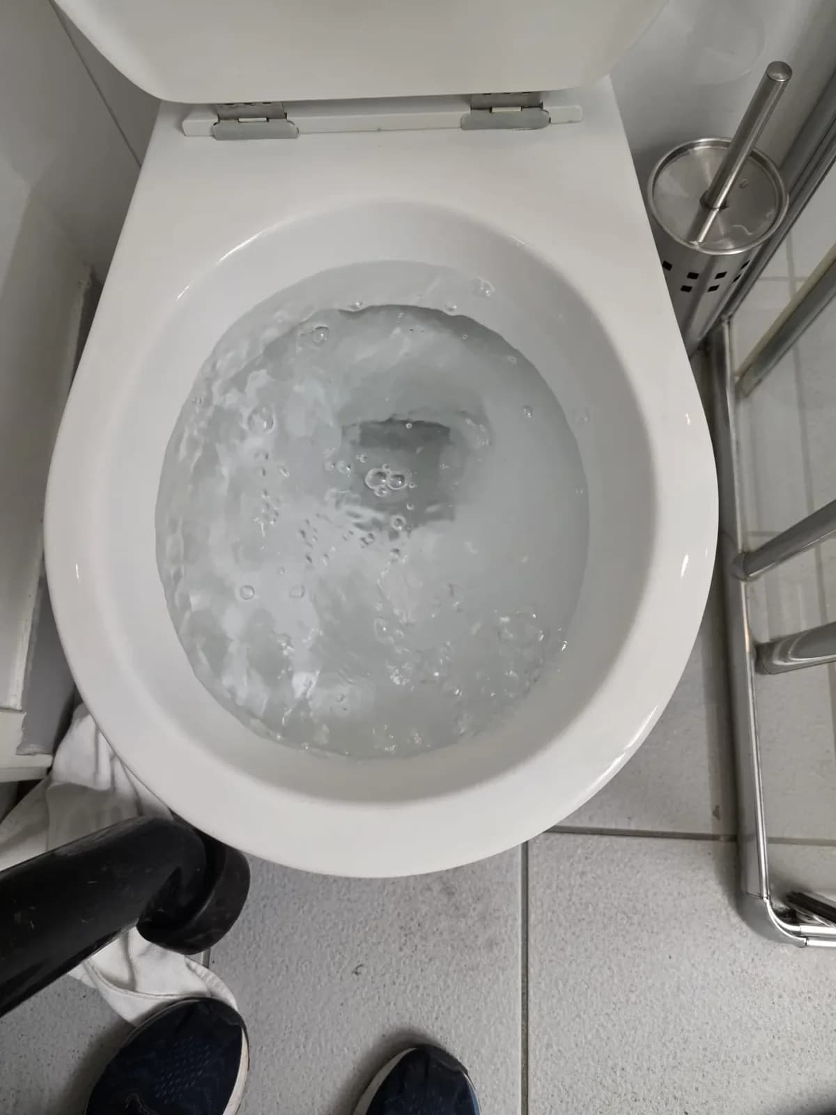 WC bouché avec eau stagnante avant débouchage par Aprime Fluides à Enghien-les-Bains (95880)