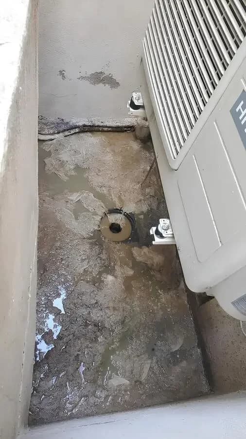 Siphon de sol par lequel les eaux usées remontent dans un appartement à Saint-Ouen (93), colonne bouchée
