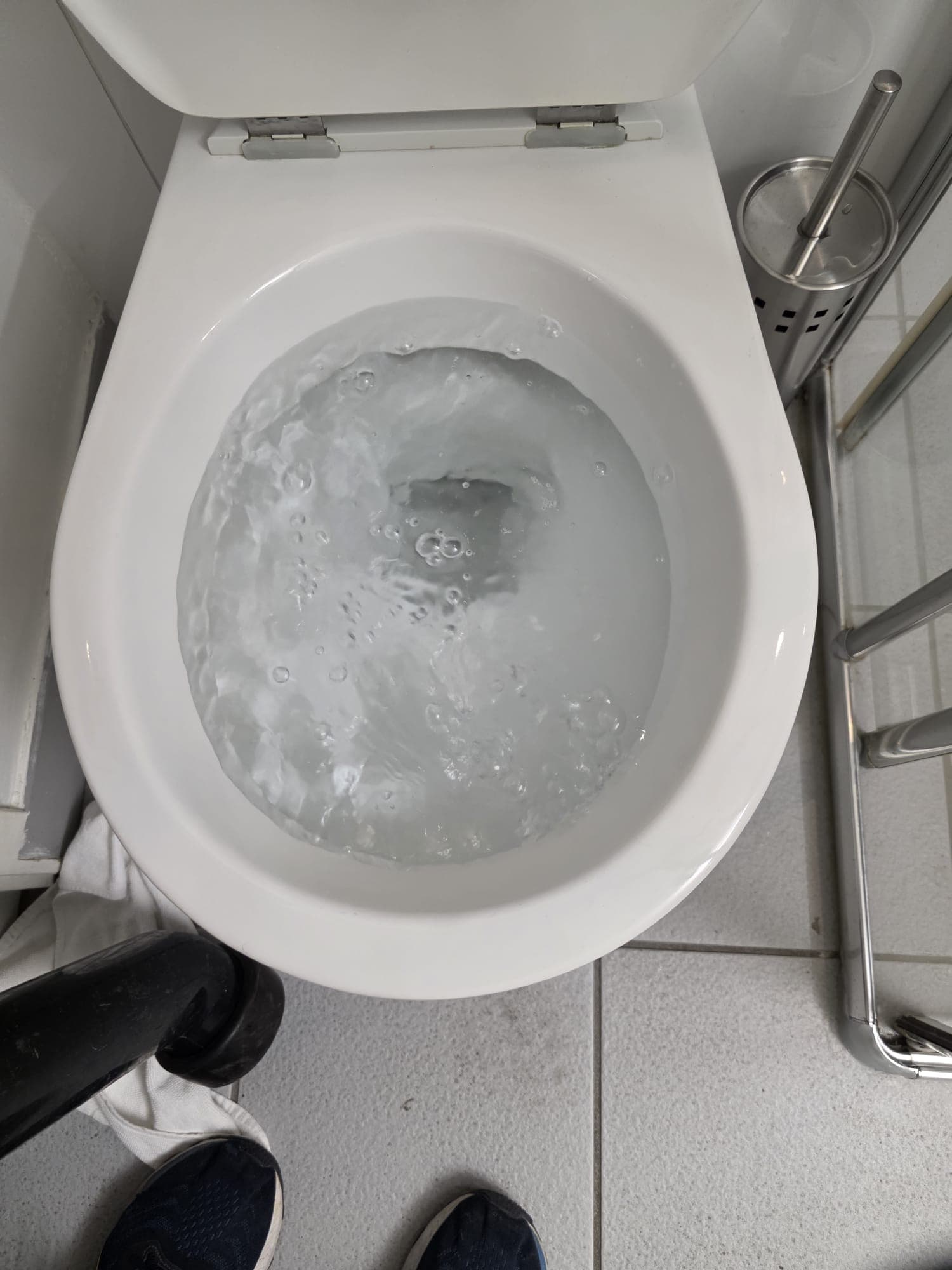 WC bouché à Saint-Denis Basilique — avant débouchage