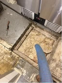 Vidange bac à graisse à Paris — avant