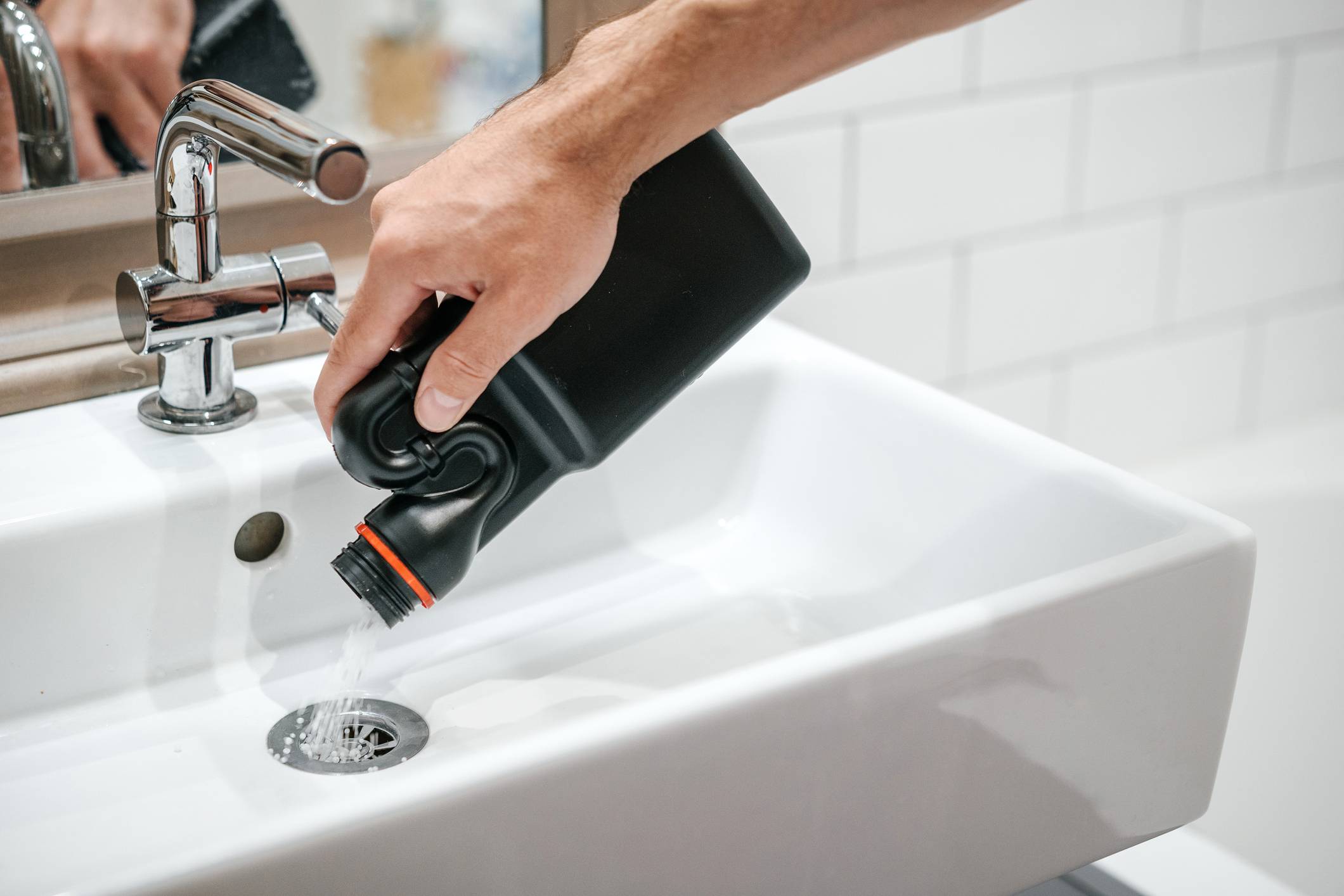 Evier ou lavabo bouché ? Comment déboucher ses canalisations ?