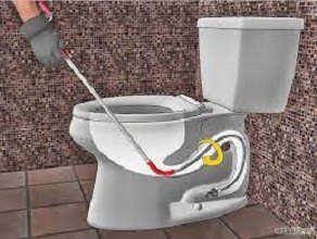 Comment déboucher vos toilettes avec un furet ?