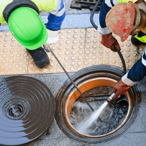 Débouchage de canalisation - Technicien en train de déboucher une canalisation bouchée - débouchage, canalisation, plomberie